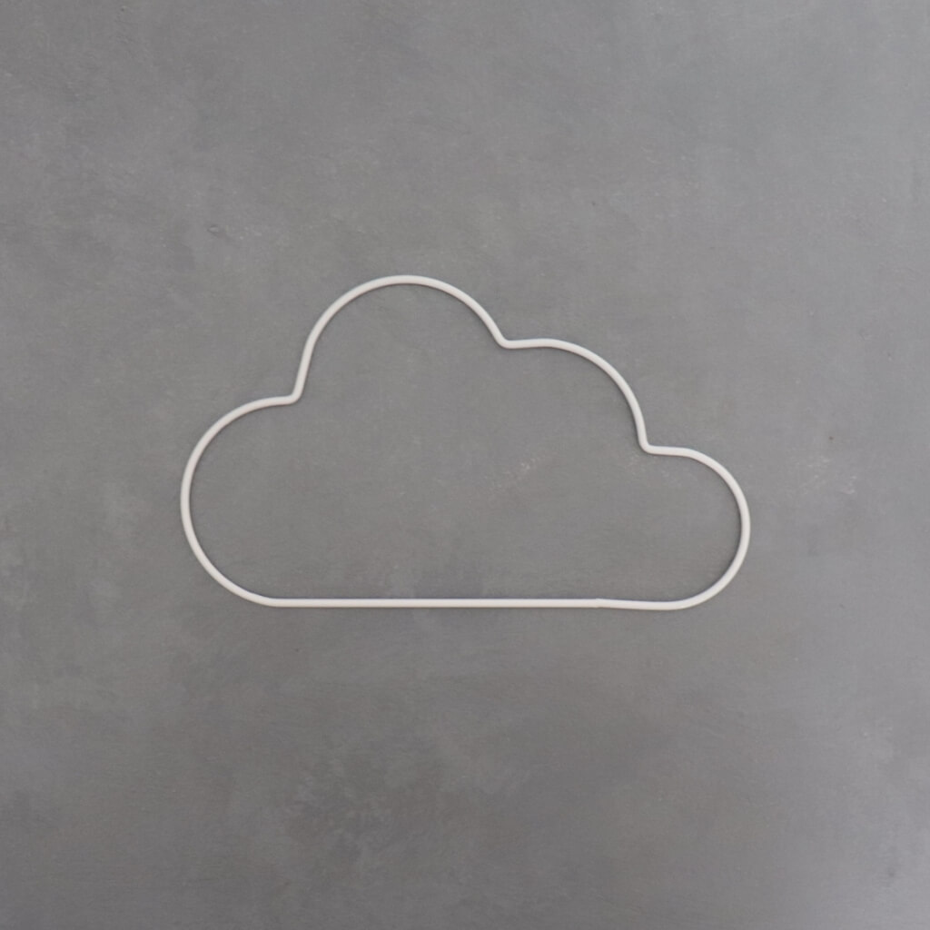 Kovový dekorační obláček 20 cm v bílé barvě – kovový základ pro závěsné dekorace, svatební a dětské aranžmá